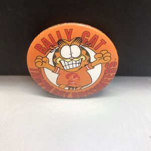 Vintage Tampa Bay Buccaneers Garfield metal Button Pin NFL football Rally Cat